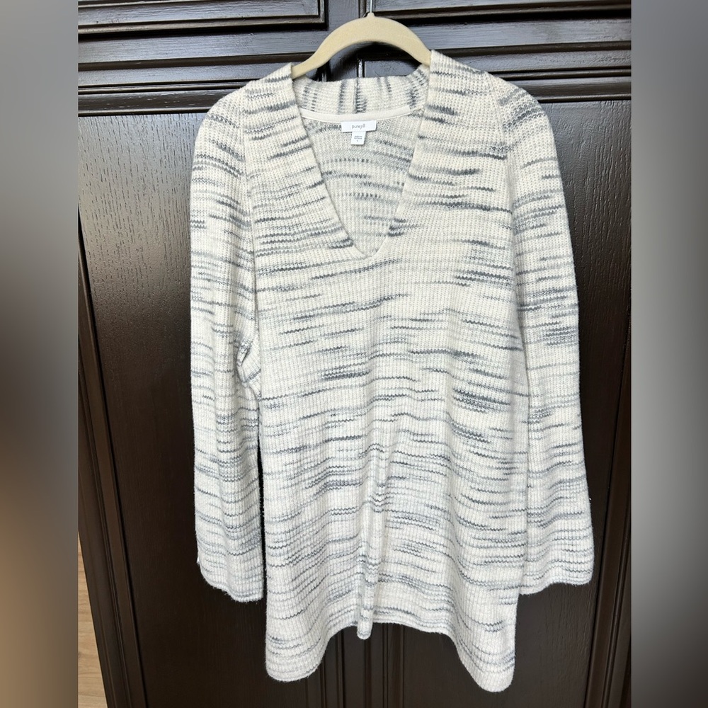 JJill grey & white v-neck sweater. Size Large
